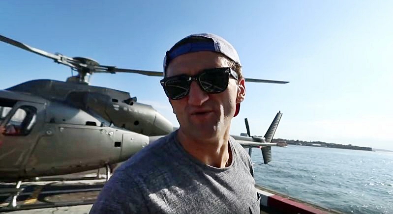 Casey Neistat no voo da Emirates entre Dubai e Nova Iorque