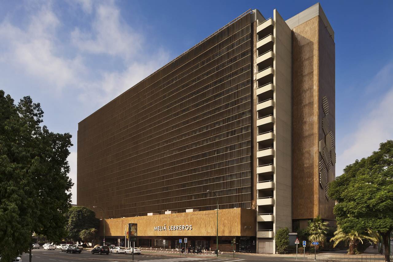 Fachada do hotel Meliá Lebreros em Sevilha