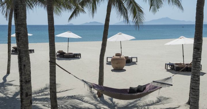 Vista da praia Hoi An do hotel Four Seasons The Nam Hai