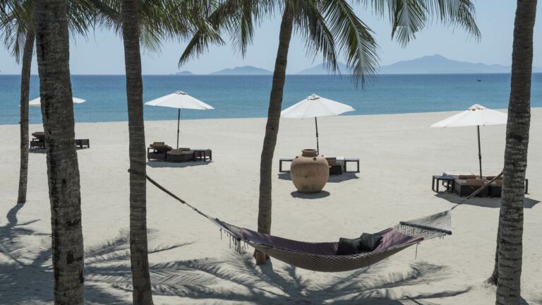 Vista da praia Hoi An do hotel Four Seasons The Nam Hai