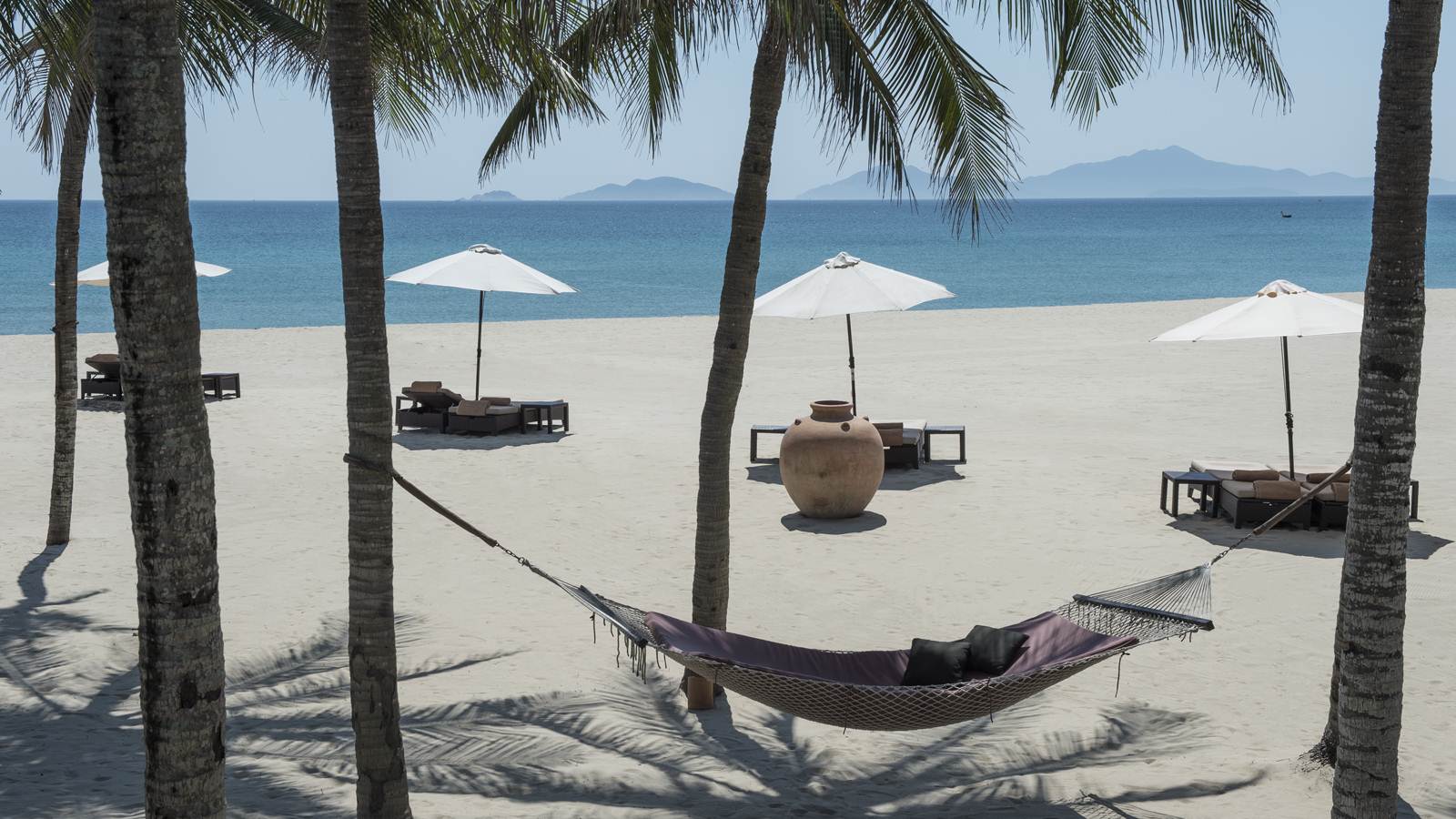 Vista da praia Hoi An do hotel Four Seasons The Nam Hai