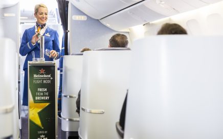 Heineken e KLM servem primeira cerveja de pressão a bordo
