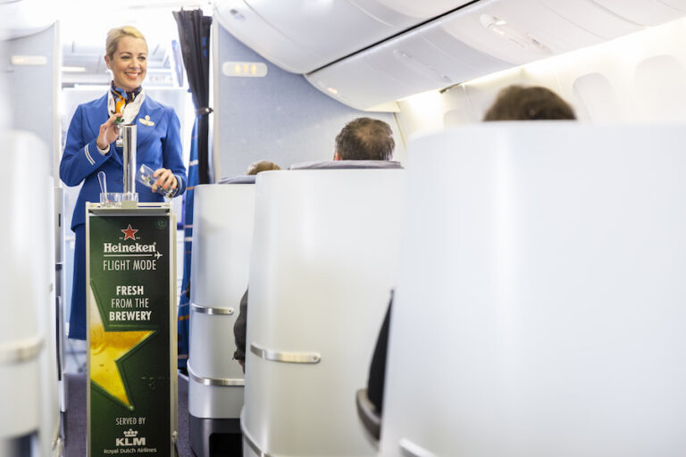 Heineken e KLM servem primeira cerveja de pressão a bordo