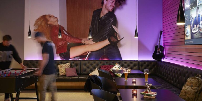 Sala de estar do hotel Moxy Berlim Ostbahnhof na Alemanha