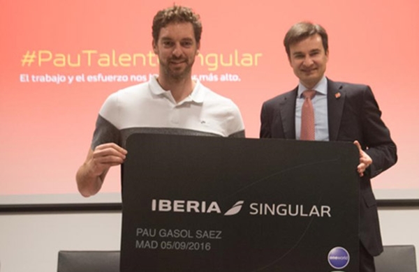 Jogador de Baquetebol Pau Gasol recebe cartão Iberia Singular