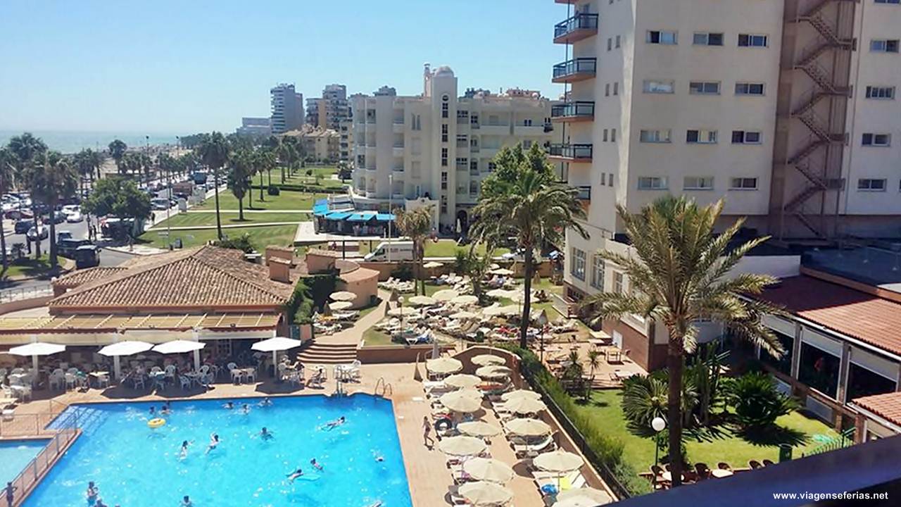Vista da piscina e jardim do hotel Riu Belplaya em Torremolinos