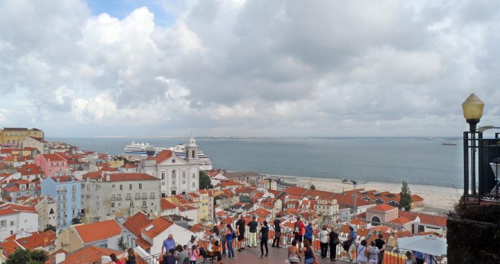 Porto de Cruzeiros na cidade de Lisboa em Portugal
