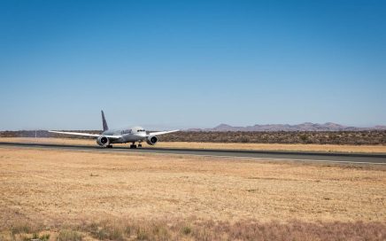 B787 da Qatar Airways a aterrar em Windhoek na Namíbia