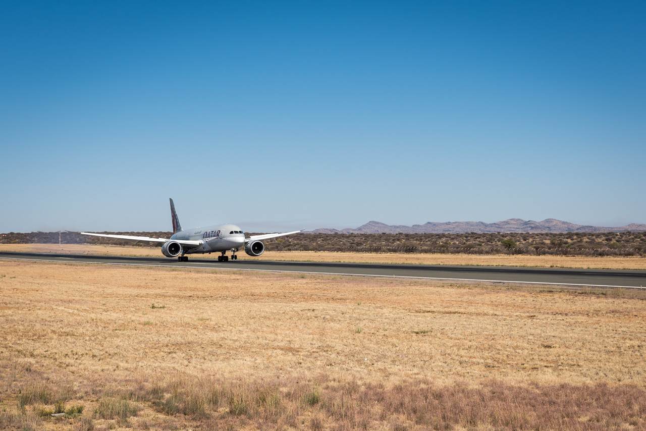 B787 da Qatar Airways a aterrar em Windhoek na Namíbia