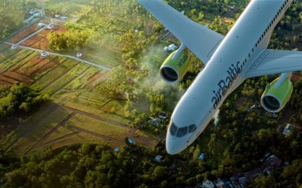 avião Bombardier CS300 da airbaltic em pleno voo