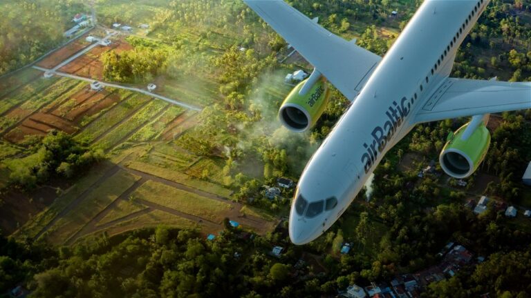 avião Bombardier CS300 da airbaltic em pleno voo