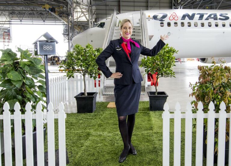 Avião da Qantas Airways fruto da parceria com a Airbnb
