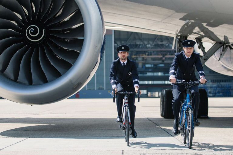 2 Pilotos da BA conseguem Recorde do Guinness em bicicleta