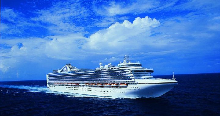 Vista aérea do Navio de cruzeiros Emeral Princess em navegação