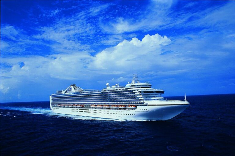 Vista aérea do Navio de cruzeiros Emeral Princess em navegação