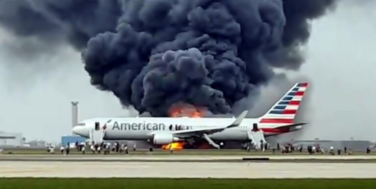Fogo no avião da American Airlines do voo AA383 em Chicago