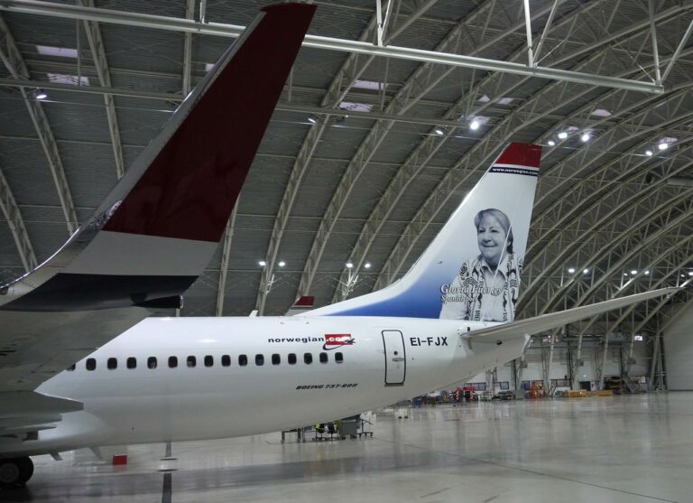 Poeta Gloria Fuertes pintada na cauda do avião da Norwegian