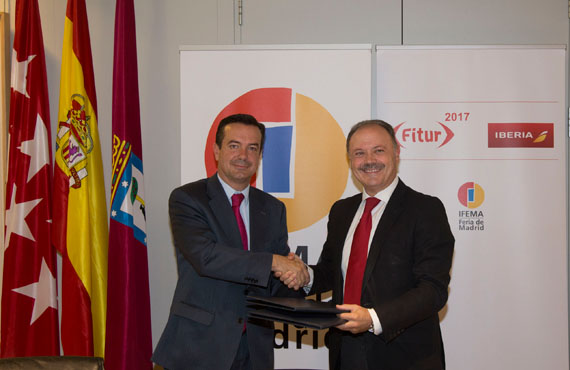 Aperto de mão entre representantes da Iberia e IFEMA para a FITUR 2017