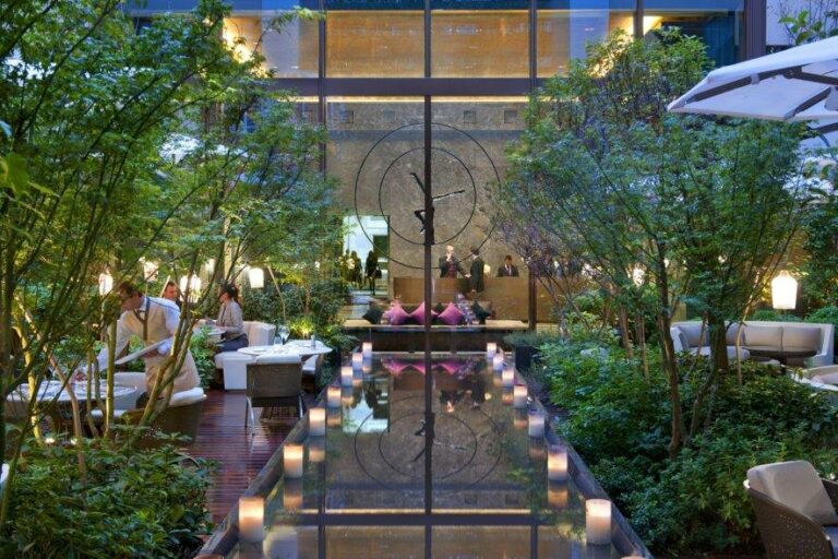 Jardim no Lobby do hotel Mandarin Oriental Paris