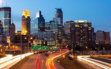 Panorâmica da cidade norte-americana de Minneapolis nos Estados Unidos durante a noite