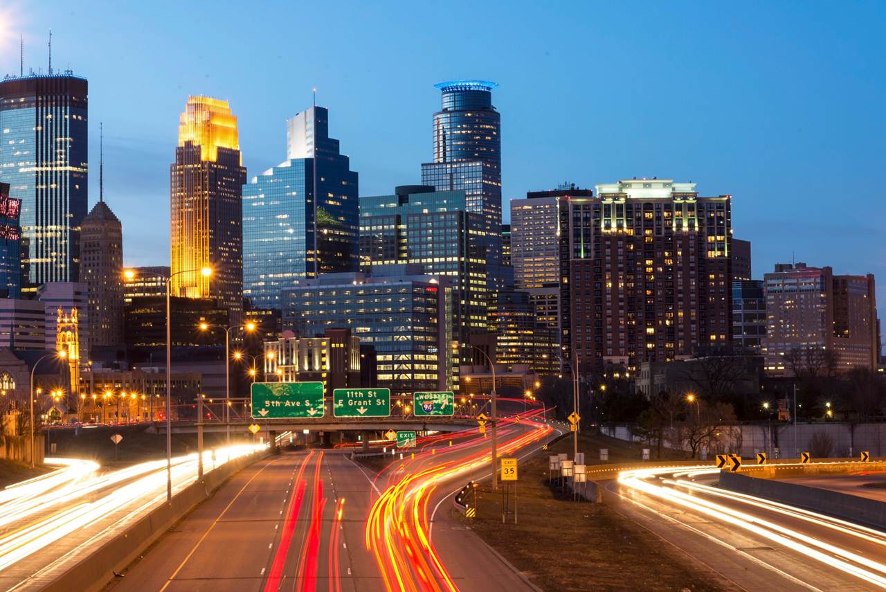 Panorâmica da cidade norte-americana de Minneapolis nos Estados Unidos durante a noite