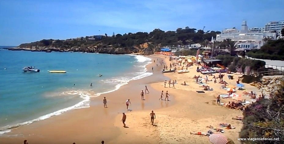 Vista de cim lado nascente da praia da Oura no Algarve