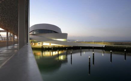 Vista exterior do terminal de cruzeiros do Porto de Leixões em Portugal