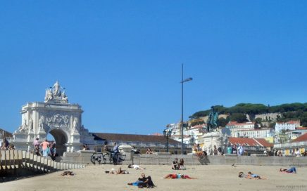 praia no centro de Lisboa em frente ao Terreiro do Paço com vista do castelo