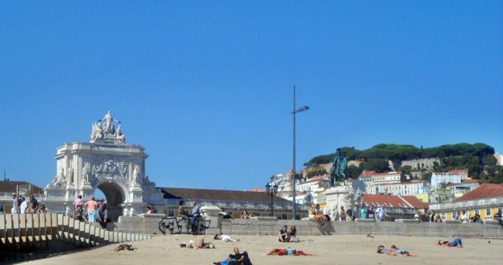 praia no centro de Lisboa em frente ao Terreiro do Paço com vista do castelo