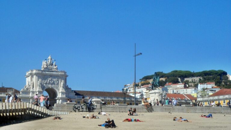 praia no centro de Lisboa em frente ao Terreiro do Paço com vista do castelo