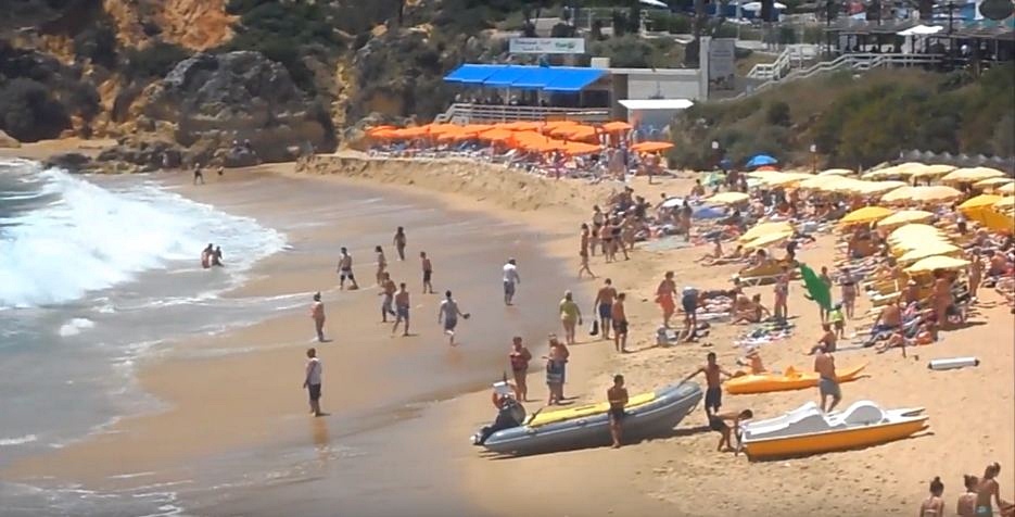Extensão do areal da Praia da Oura no concelho de Albufeira