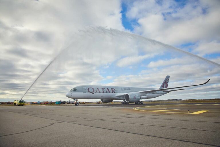 Saudação com jactos de água na chegada do A350 da Qatar Airways a Helsinquia