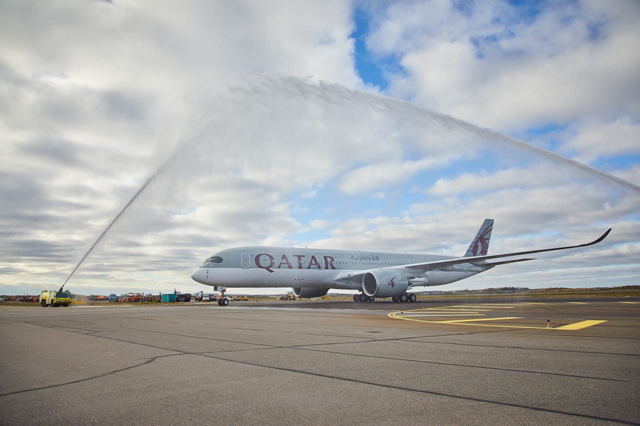 Saudação com jactos de água na chegada do A350 da Qatar Airways a Helsinquia