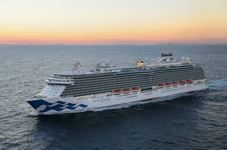 Navio de cruzeiros Royal Princess ostentando o novo visual