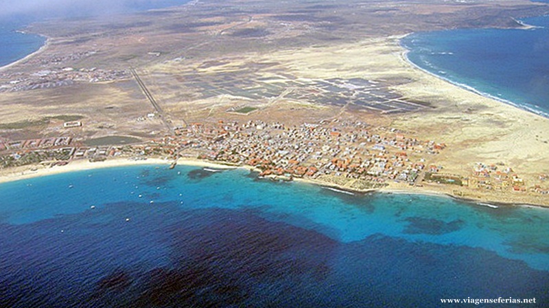Vista aérea de Santa Maria na ilha do Sal em Cabo Verde