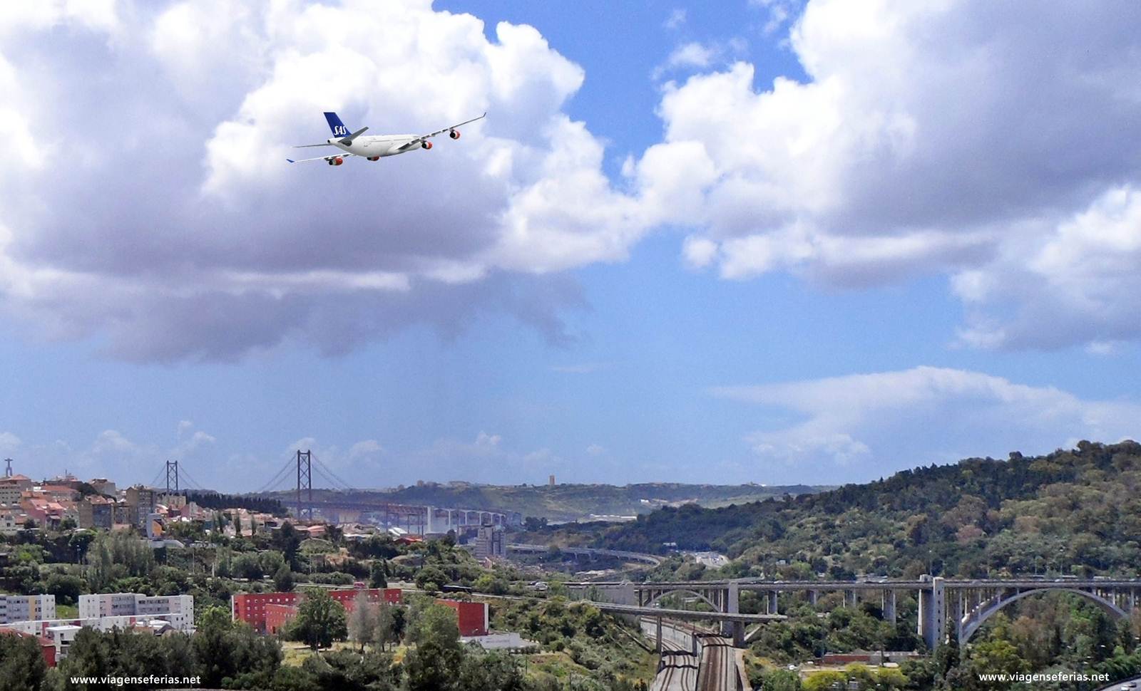 Avião da Companhia Aérea SAS a sobrevoar Lisboa