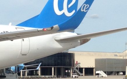 Cauda de avião em pista da companhia aérea Air Europa