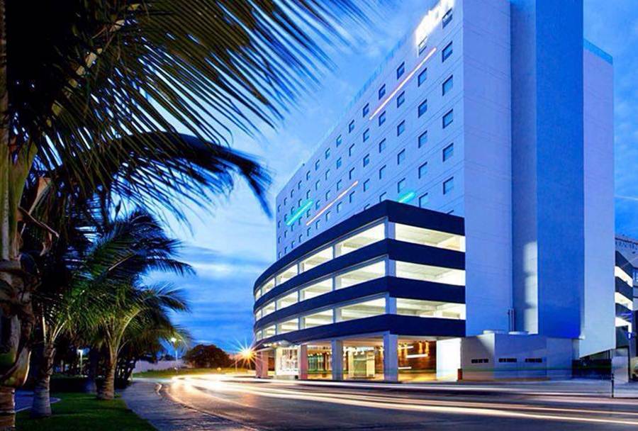 Vista exterior da frente do hotel Aloft Cancun da Marriott International