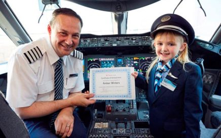 Criança vencedora Amber Winters e piloto da thomson Airways Stuart Gruber