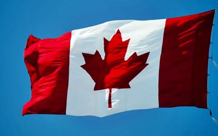 Bandeira do Canadá hasteada ao vento