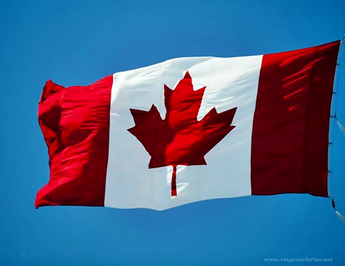 Bandeira do Canadá hasteada ao vento