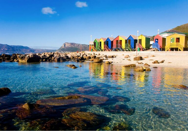casas coloridas na costa da Cidade do Cabo na África do Sul
