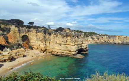 Costa junto à praia da Coelha onde fica o hotel W Algarve