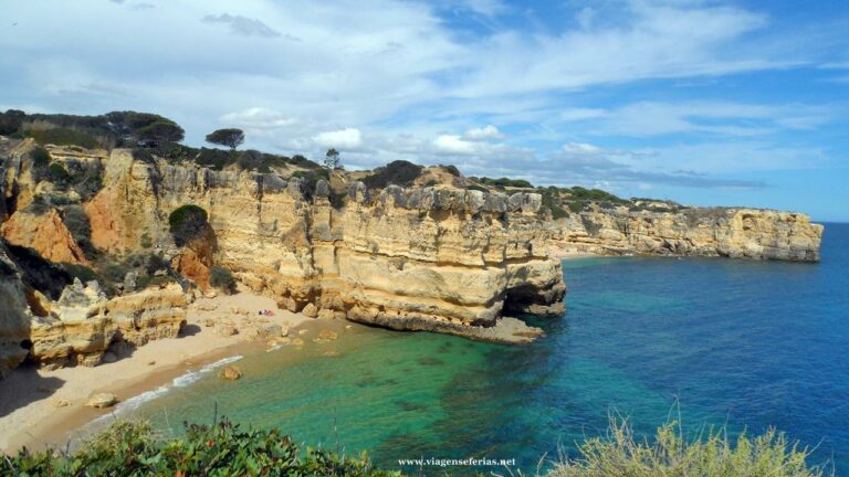 Costa junto à praia da Coelha onde fica o hotel W Algarve