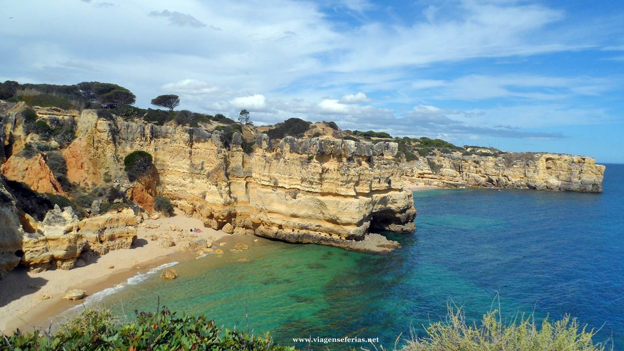 Costa junto à praia da Coelha onde fica o hotel W Algarve