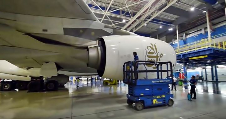 Instantaneo do Mannequin Challenge da Emirates Airline com o Airbus A380
