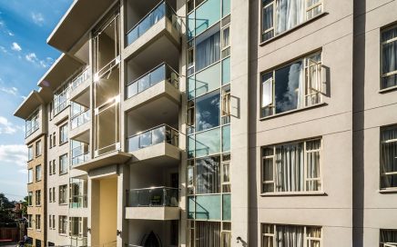 Prédio de 5 andares onde está instalado o Executive Residency by Best Western Nairobi