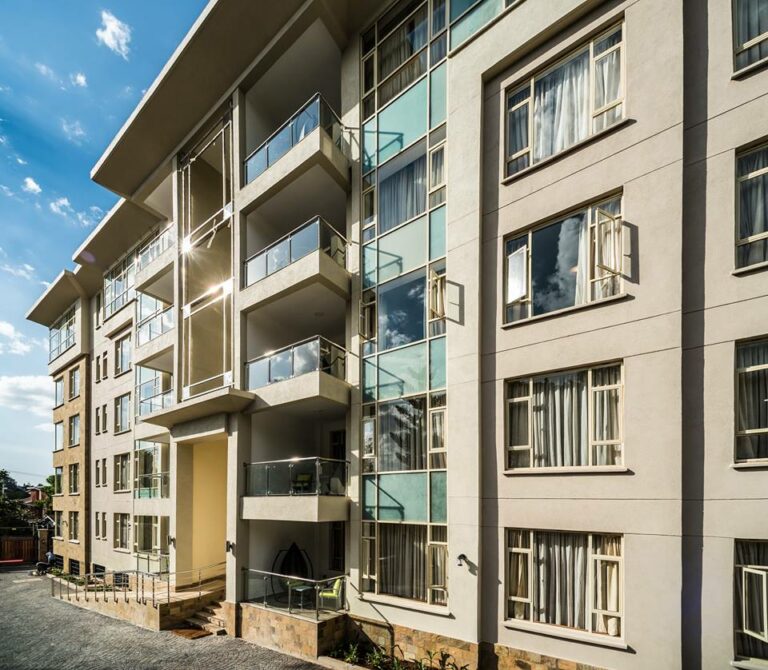 Prédio de 5 andares onde está instalado o Executive Residency by Best Western Nairobi