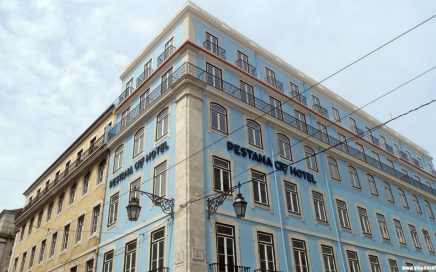 Duas frentes da fachada do hotel CrR7 Pestana na baixa de Lisboa em Portugal