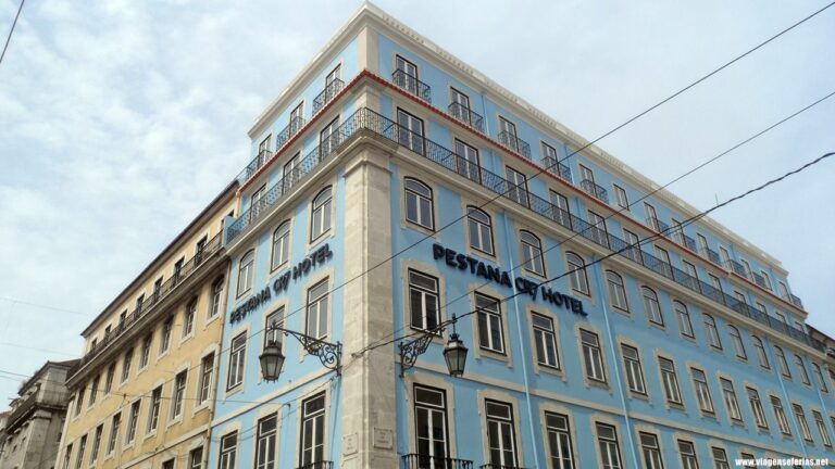 Duas frentes da fachada do hotel CrR7 Pestana na baixa de Lisboa em Portugal